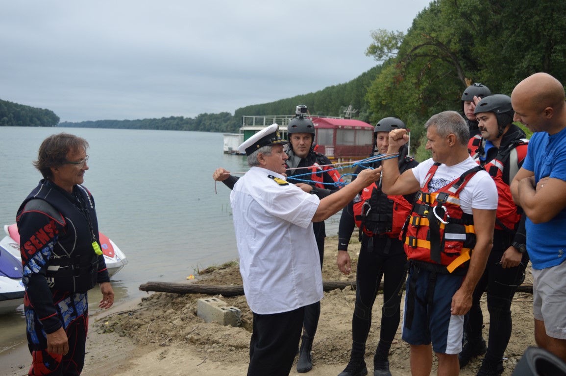 OBUKA PRIPADNIKA SEKTORA ZA VANREDNE SITUACIJE style=